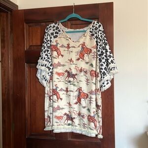 Cute woman’s top, 3x, longer length, lightweight